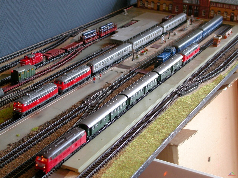 023 Reger Personenverkehr.JPG - Juni 2006: reger Personen- und Güterverkehr. Die Bauarbeiten zeigen erste Ergebnisse